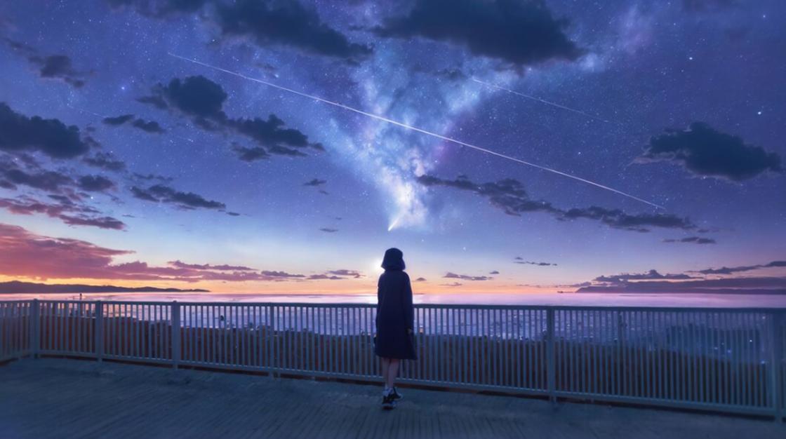 Женщина смотрит на падающую звезду