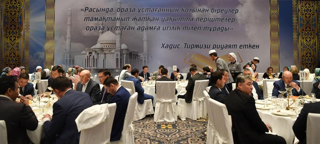 Назарбаев накрыл дастархан в честь Рамадана (фото) Назарбаев накрыл дастархан в честь Рамадана (фото)