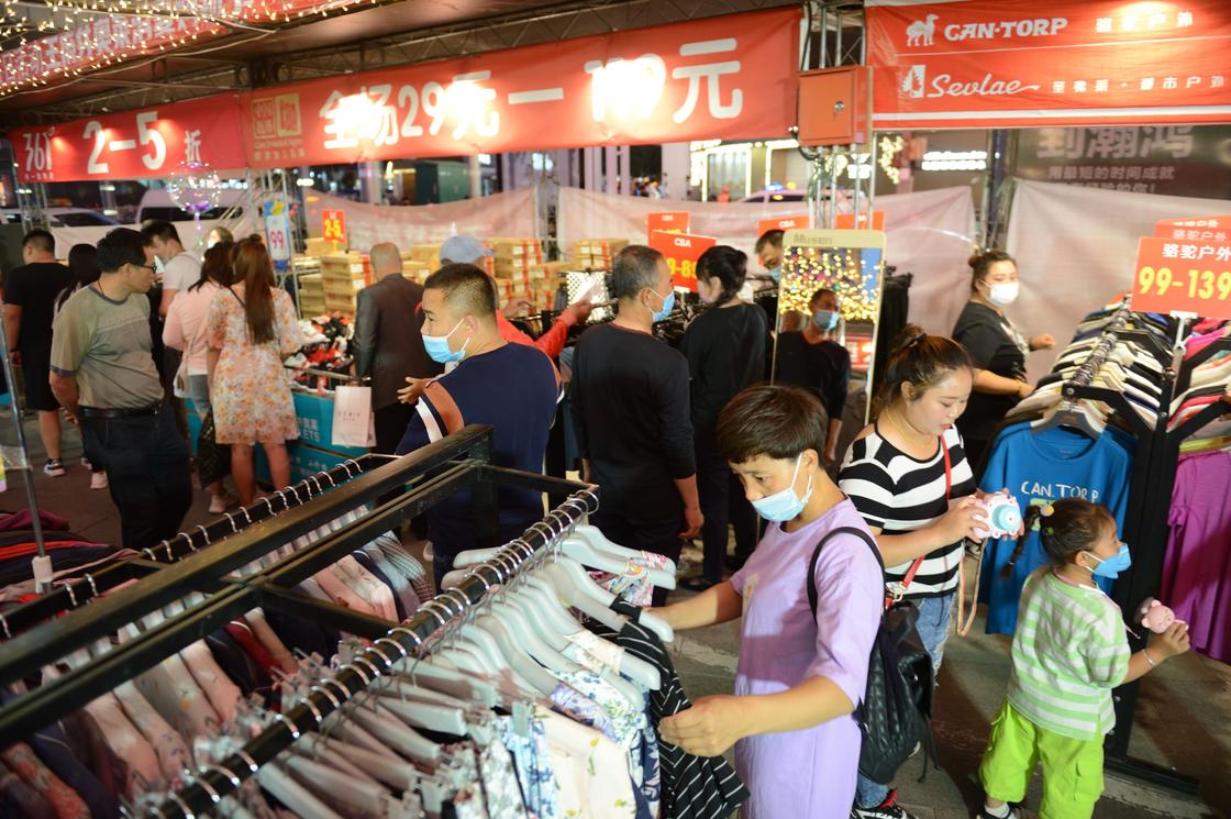 Власти Китая раздадут своим гражданам деньги на шоппинг и рестораны