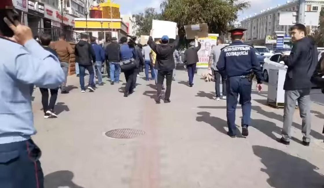 Люди с плакатами прошли по улицам Нур-Султана (фото)