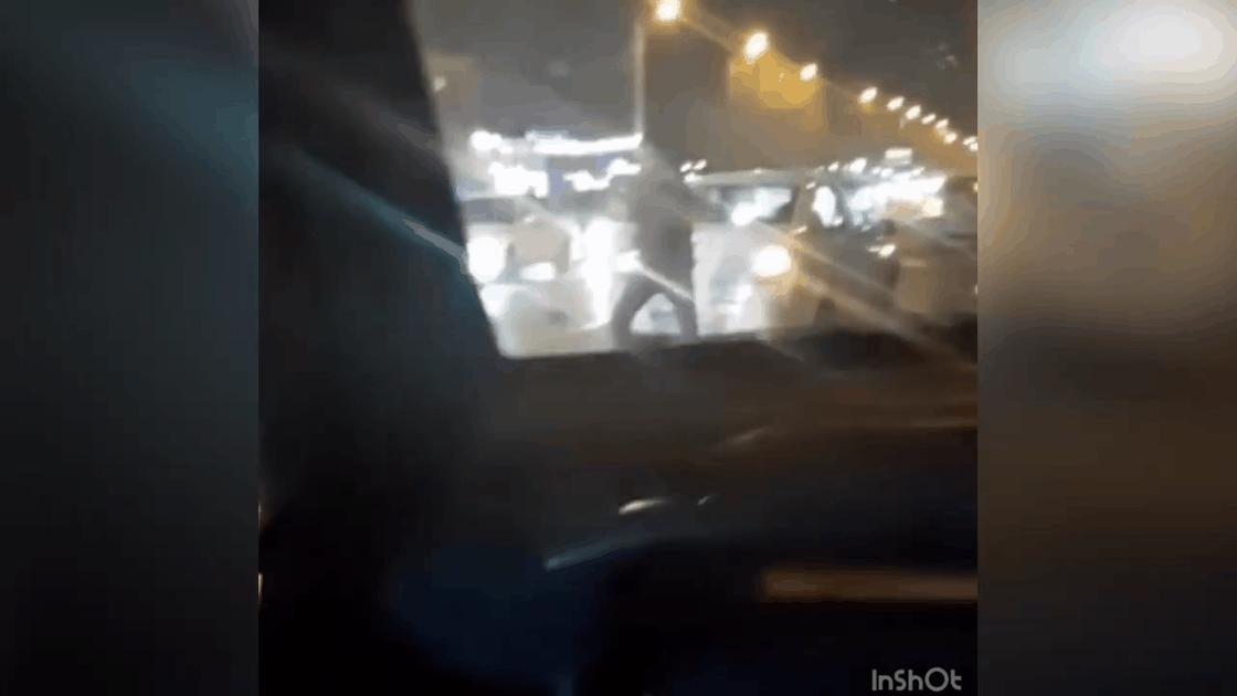 Видео драки на дороге рассмешило Казнет