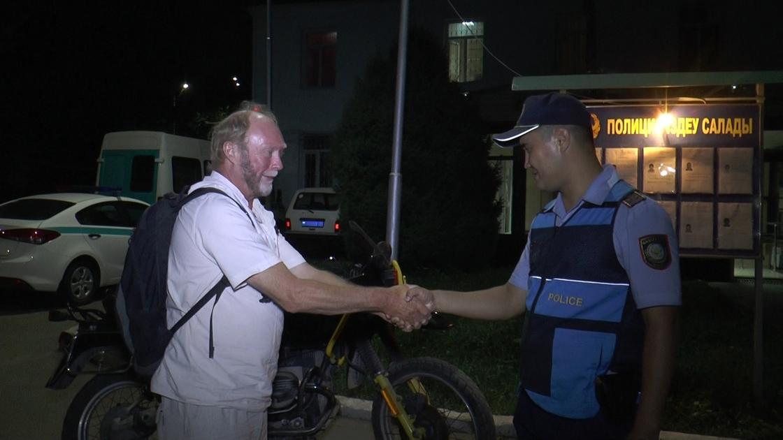 У путешественника из Германии в Алматы угнали мотоцикл