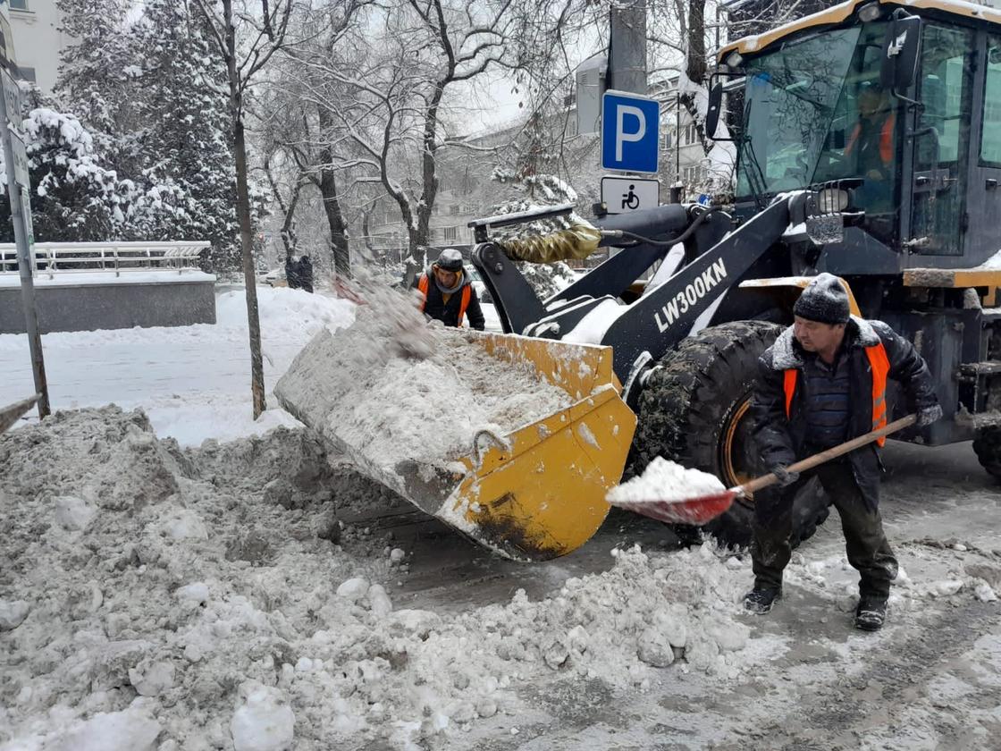 Снег убирают на улицах Алматы