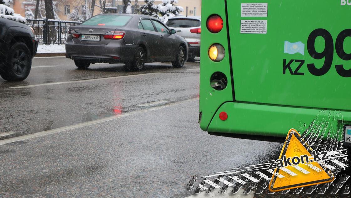 Авария с участием трех автобусов произошла в Алматы (фото)