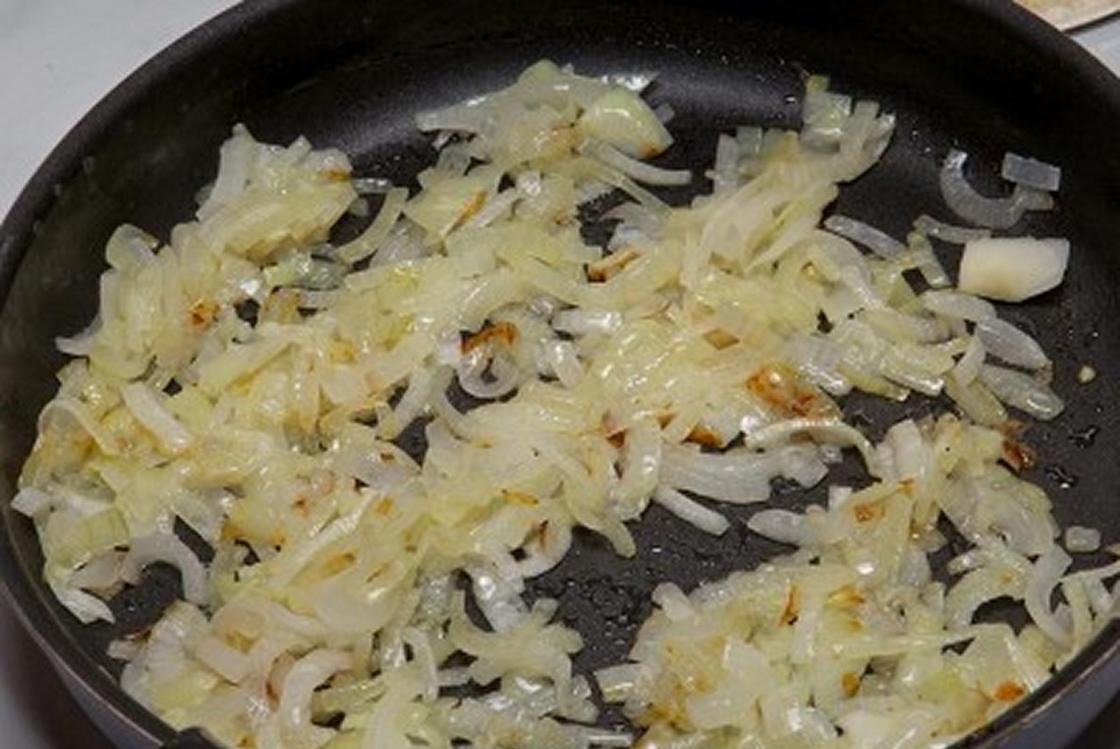 Как приготовить куриную печень с луком и сметаной Как приготовить куриную печень с луком и сметаной