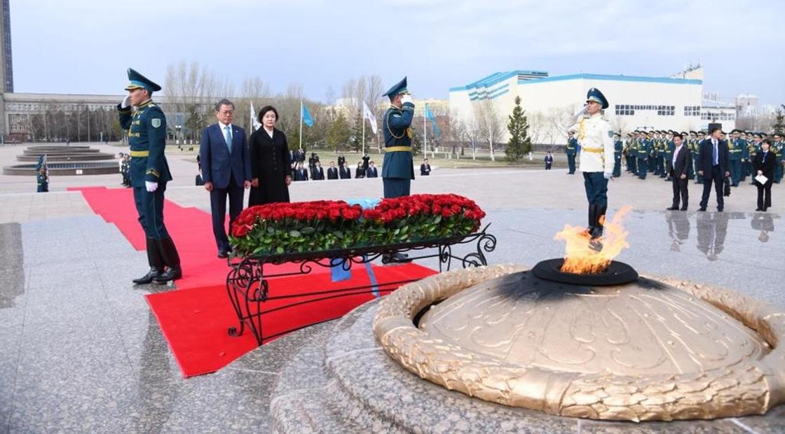 Президент Южной Кореи возложил цветы к монументу «Отан коргаушылар» (фото, видео)