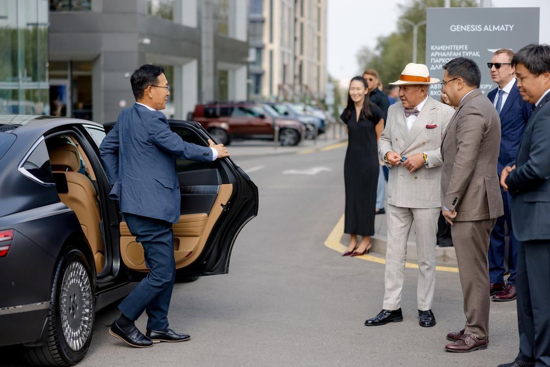 Нурлан Смагулов встречает вице-президента Hyundai Motor Company О Ыккюна на открытии ДЦ Genesis Almaty