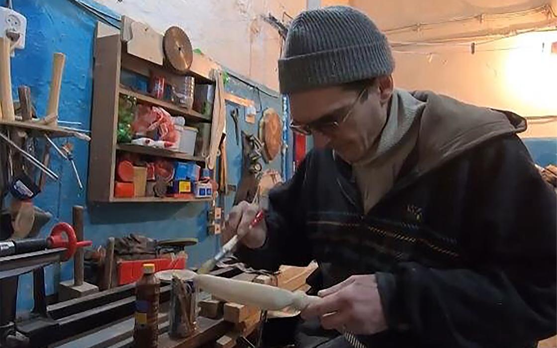 Житель Петропавловска живет в цеху, зарабатывая продажей деревянных изделий