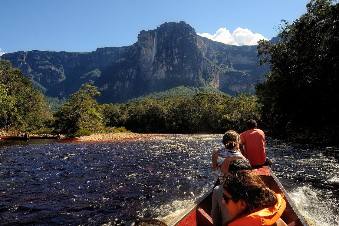 Лодка с туристами идет к водопаду Анхель