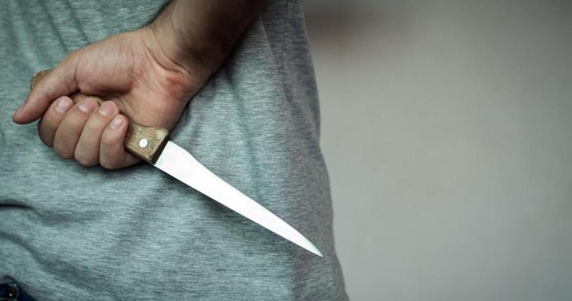 "Запинали и пырнули ножом": драка школьников на кладбище закончилась поножовщиной в Актобе