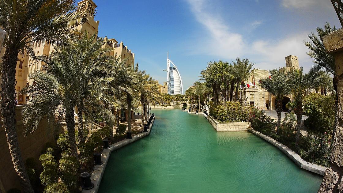 Гостиница в Дубае на фоне пальм