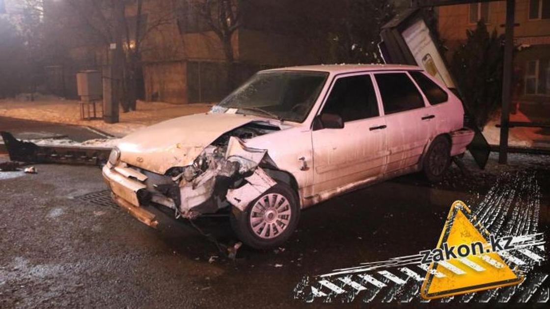 Массовая авария с участием "скорой" произошла в Алматы (фото)