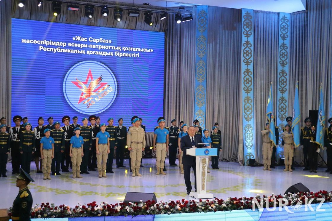 "Радостный день": Назарбаев поздравил казахстанцев с Днем первого президента