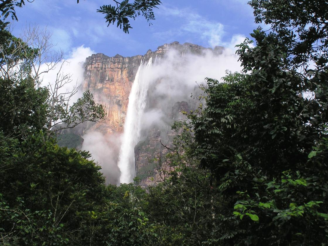 Водопад Анхель среди тропических джунглей