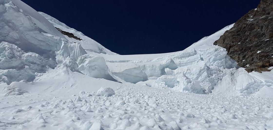 Снежные лавины сошли в горах близ Аматы