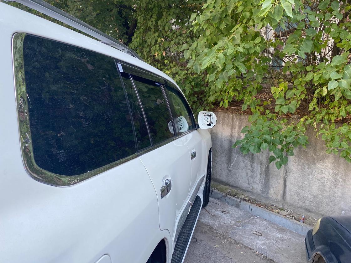 С машины сняли зеркала в Алматы