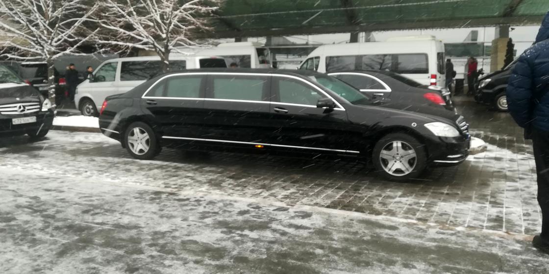 Лимузин, предположительно, для Медведева привезли из России для поездок по Алматы