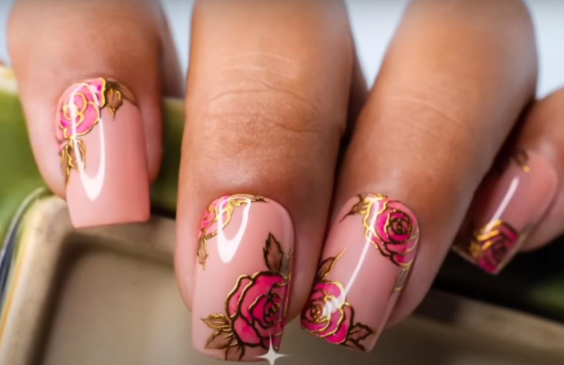 Маникюр в розовых тонах с золотистыми розами на квадратных ногтях средней длины