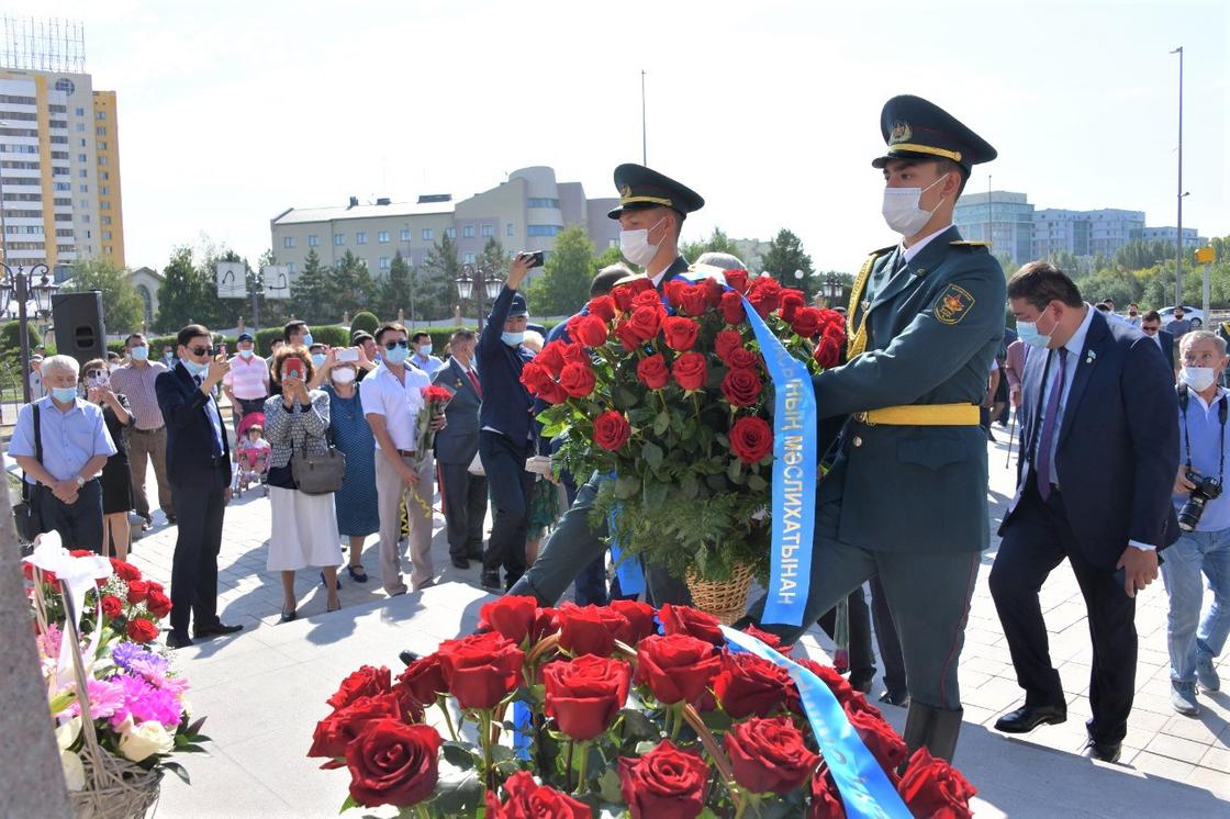 Памятник Жумабеку Ташеневу открыли в Нур-Султане