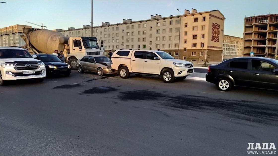 Бетономешалка "собрала" 4 машины в центре Актау (фото, видео) Бетономешалка "собрала" 4 машины в центре Актау (фото, видео)