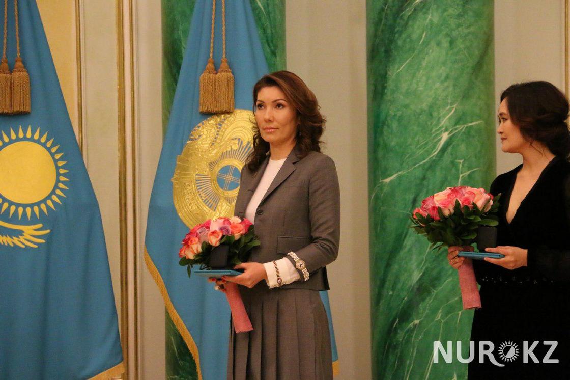 Президент Казахстана вручил премию Алие Назарбаевой (фото)