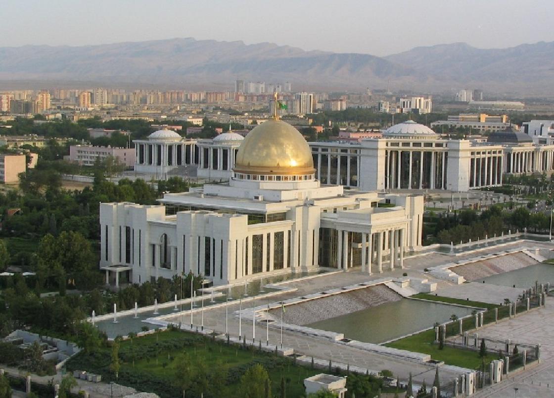 Антисептики с самолета распыляют в Туркменистане