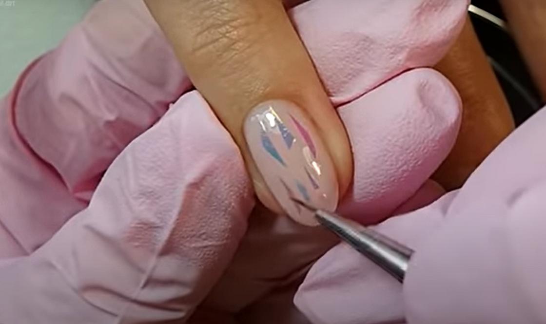 Прикрепление плосок декоративной ленты на ногти