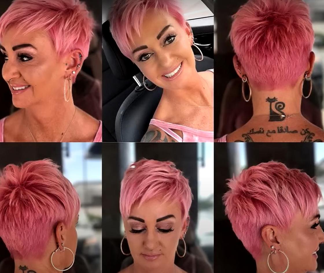 Красивая женщина с ярким макияжем, татуировками и стильной прической пикси на розовых волосах