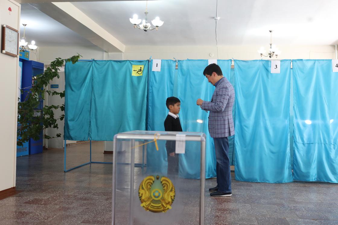 Бауыржан Байбек пришел на выборы с женой и сыном в Алматы (фото)