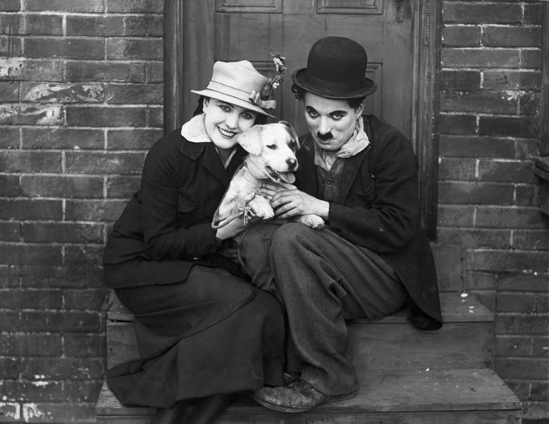 Чарли Чаплин и Эдна Первиэнс с собачкой