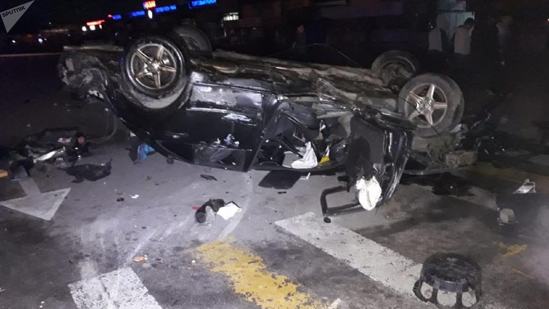 Машину разорвало на куски: трое человек пострадали в серьезном ДТП в Алматы Машину разорвало на куски: трое человек пострадали в серьезном ДТП в Алматы