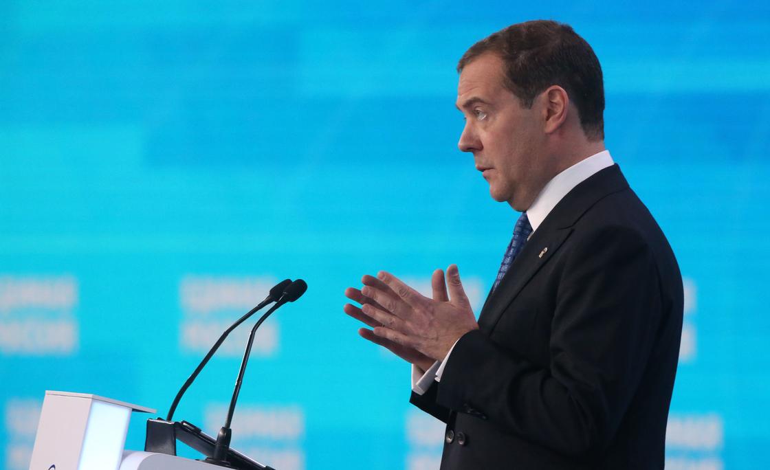 "Нужно не радоваться, а страдать, плакать": Медведев высказался о новогодних праздниках