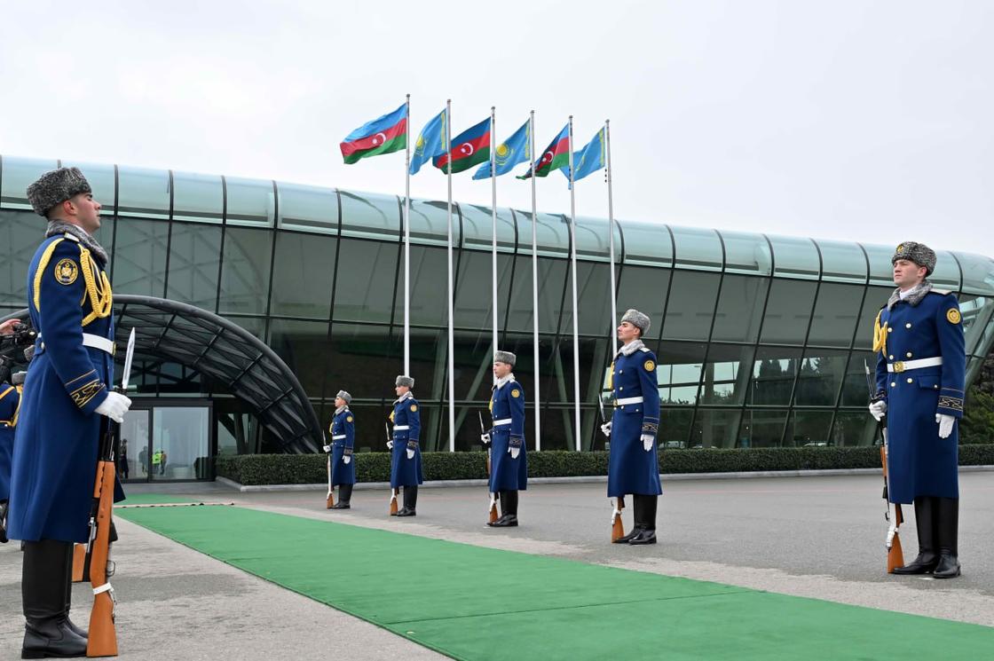 Военные выстроились в аэропорту Баку