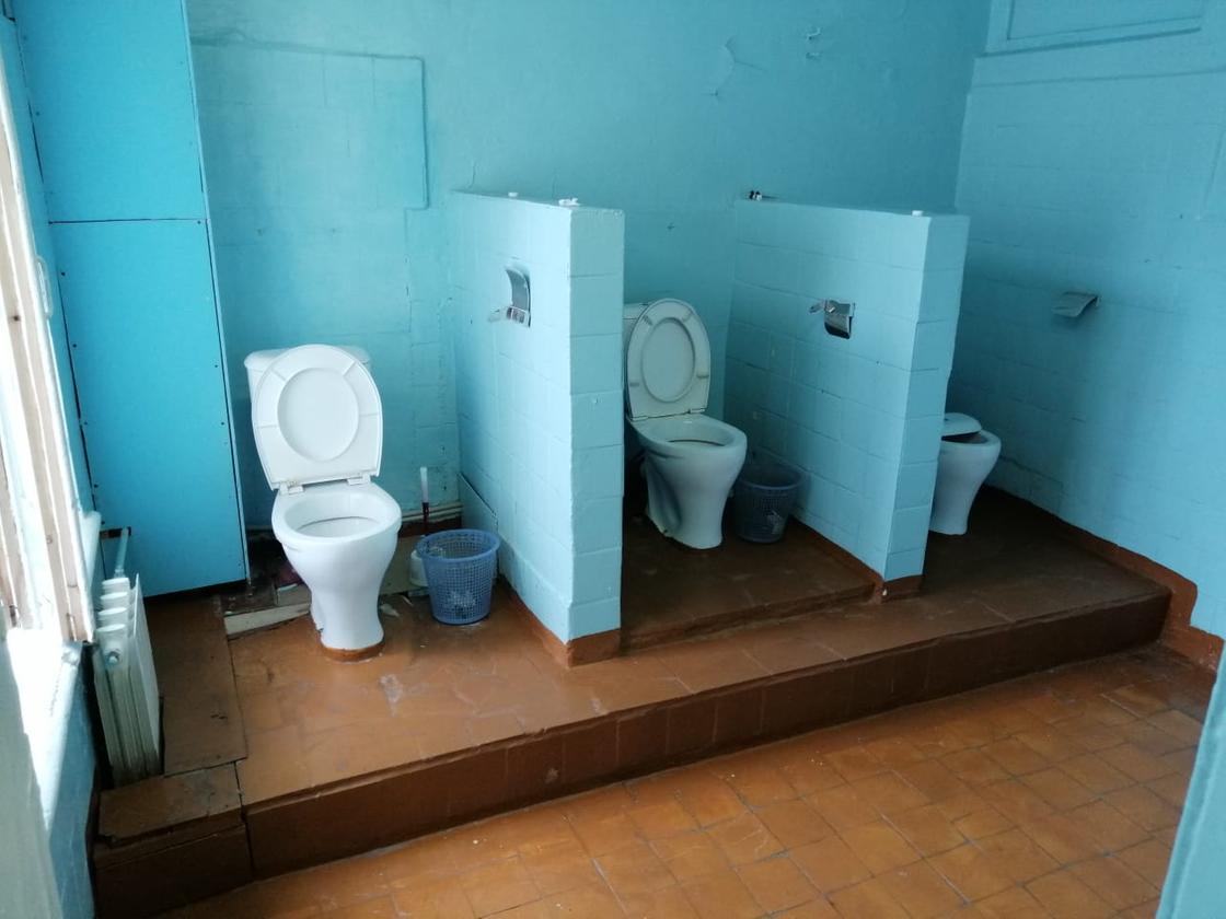 Фото с "убогими" туалетами прокомментировали в железнодорожной больнице Алматы