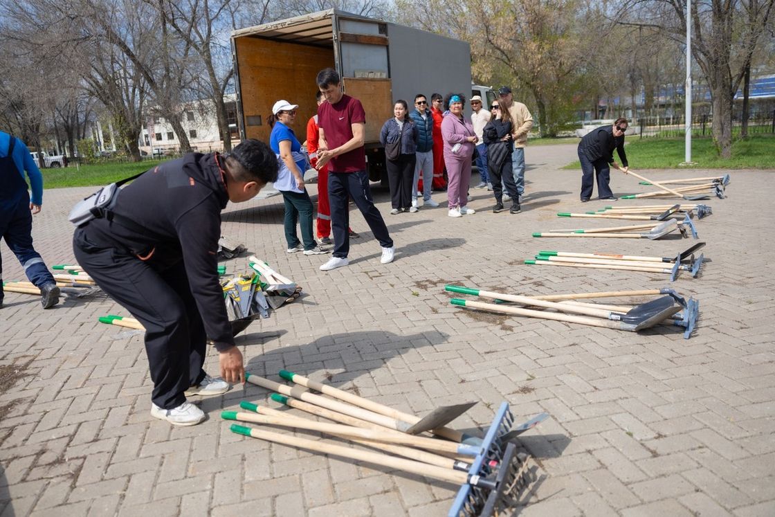 Люди берут инструменты