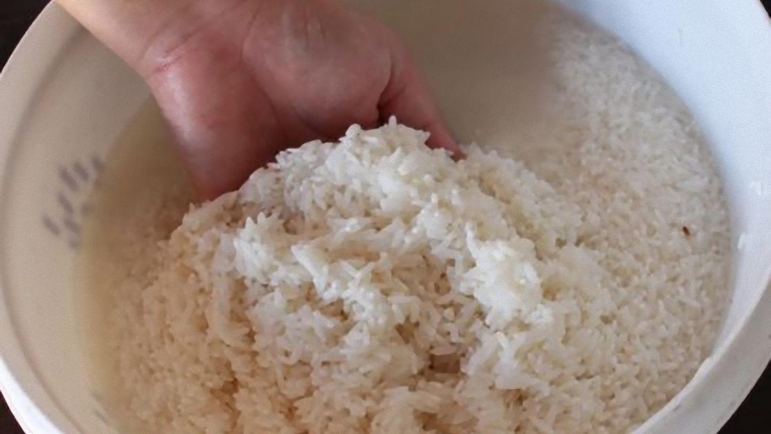 Рис промывают в миске рукой
