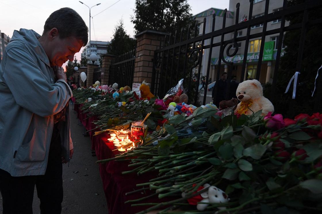 Мужчина плачет около школы в Казани Мужчина плачет около школы в Казани