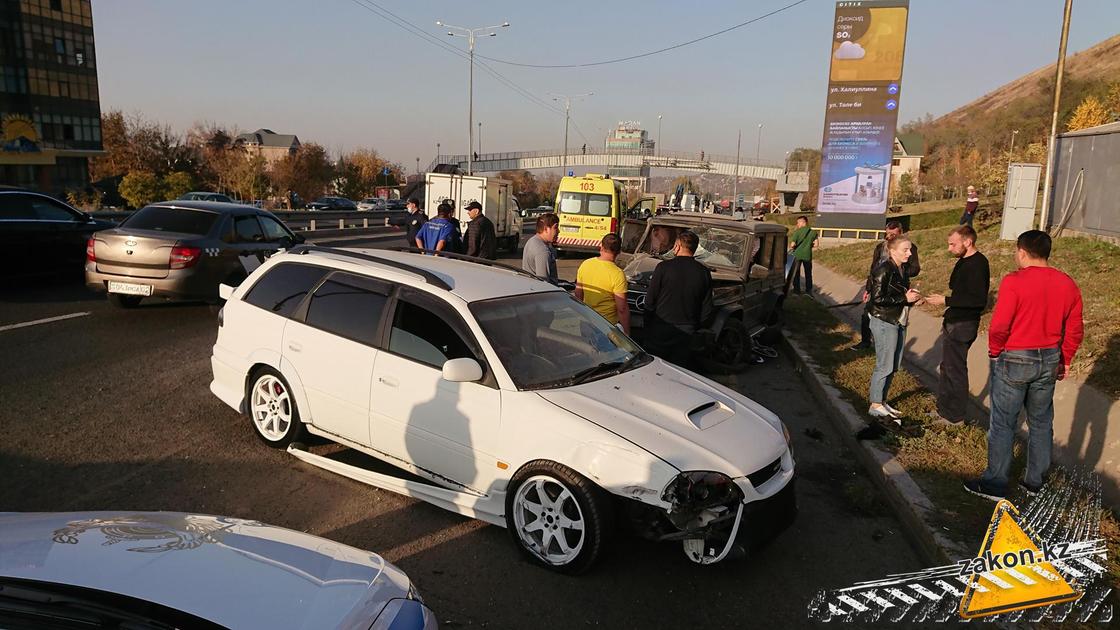 Белая "Тойота" после аварии