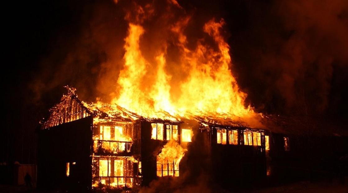 «Они мне надоели»: пьяная мать сожгла свой дом с детьми внутри