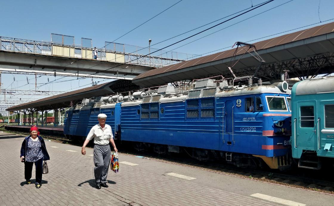 Курсирование двух пассажирских поездов отменили в Казахстане