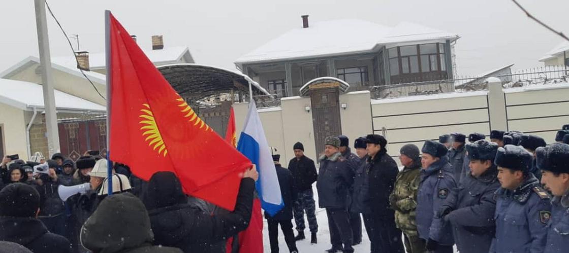 Кыргызстанцы вышли на митинг у посольства КНР в Бишкеке и выдвинули свои требования (фото)