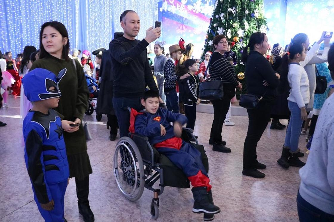 300 детей-инвалидов приняли участие в ёлке акима города Астаны