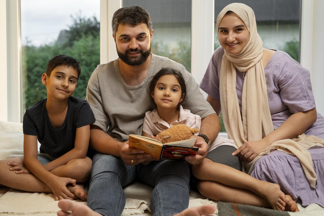 Мусульманская семья с детьми и книгой
