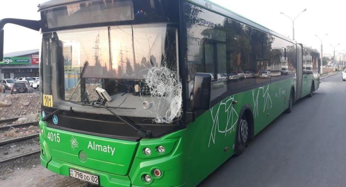 Автобус сбил пешехода в Алматы (фото)