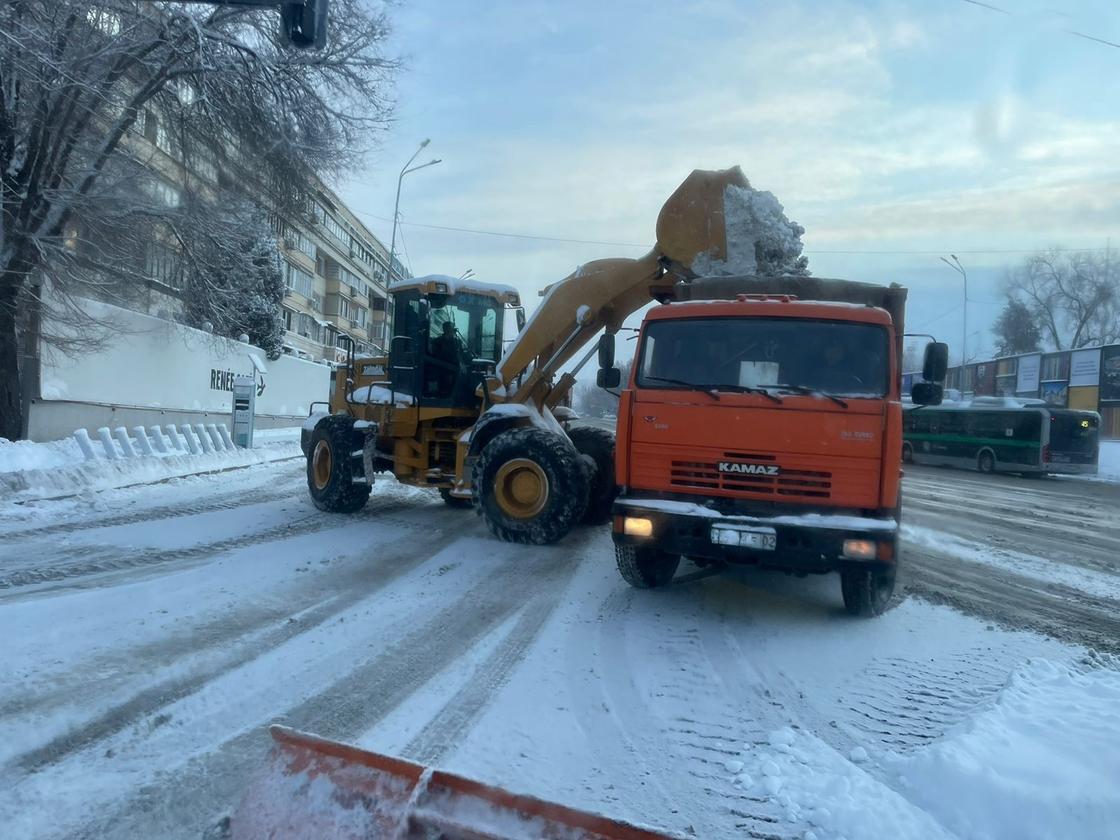 Уборка снега в Алматы