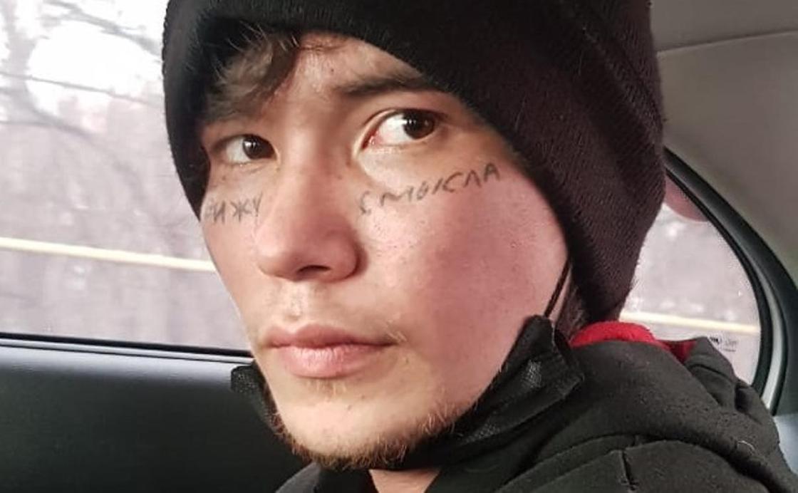 Бывшего актера с татуировкой на лице задержали за мошенничество в Алматы
