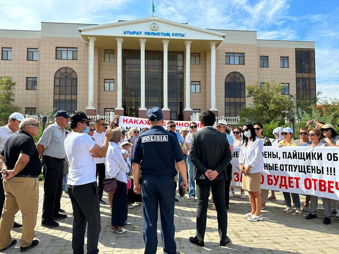 Митингке шыққан салымшылар