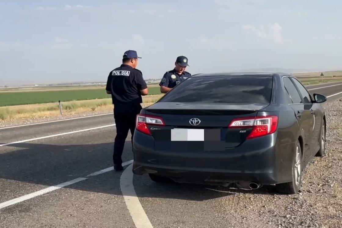 Полицейлер көлікті тексеру үшін тоқтатты Полицейлер көлікті тексеру үшін тоқтатты