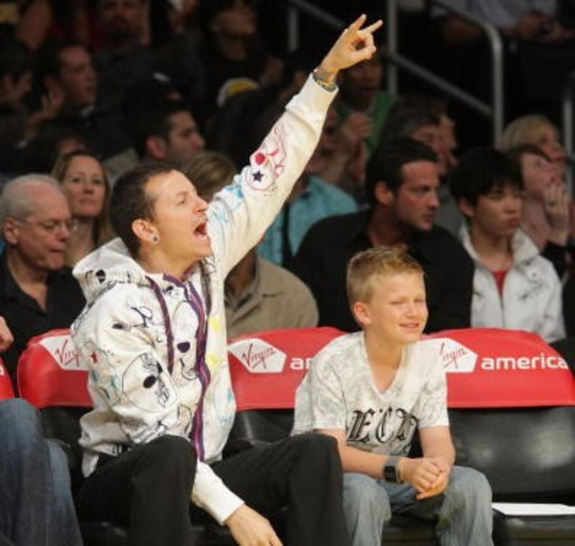 Честер Беннингтон с сыном Тайлером Ли на баскетбольном матче
