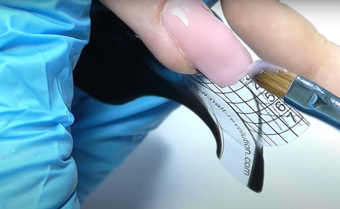 Нанесение геля для наращивания на ногти с использованием нижних форм
